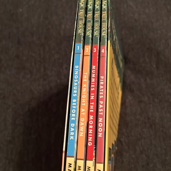Magic tree house books 1-4 - Picture 3 of 3